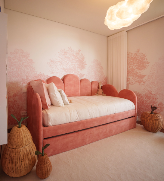 Lit de divan Monaco rose en velours avec dossier festonné et coussins blancs