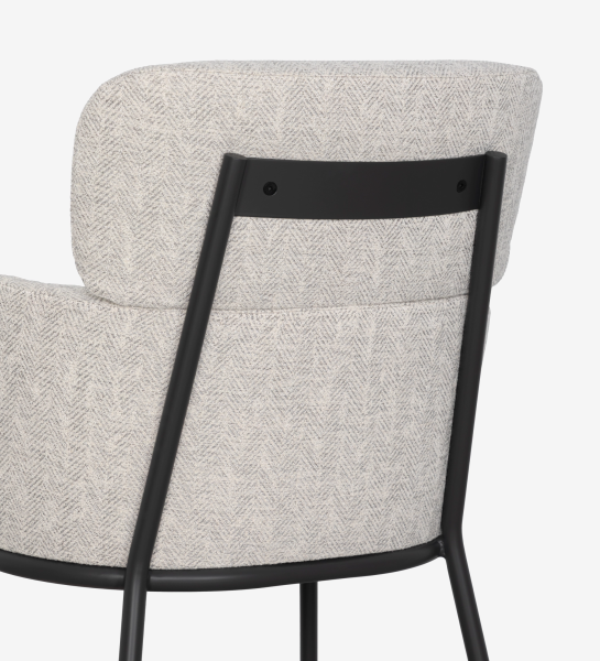 Silla Cannes, respaldo acolchado en tela gris claro con estructura metálica negra
