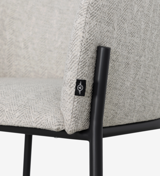 Silla Cannes tapizada gris claro con tejido texturizado y patas metálicas negras