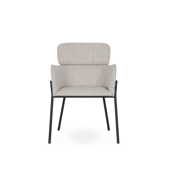 Silla con brazos tapizada en tejido gris, con estructura metálica lacada en negro.