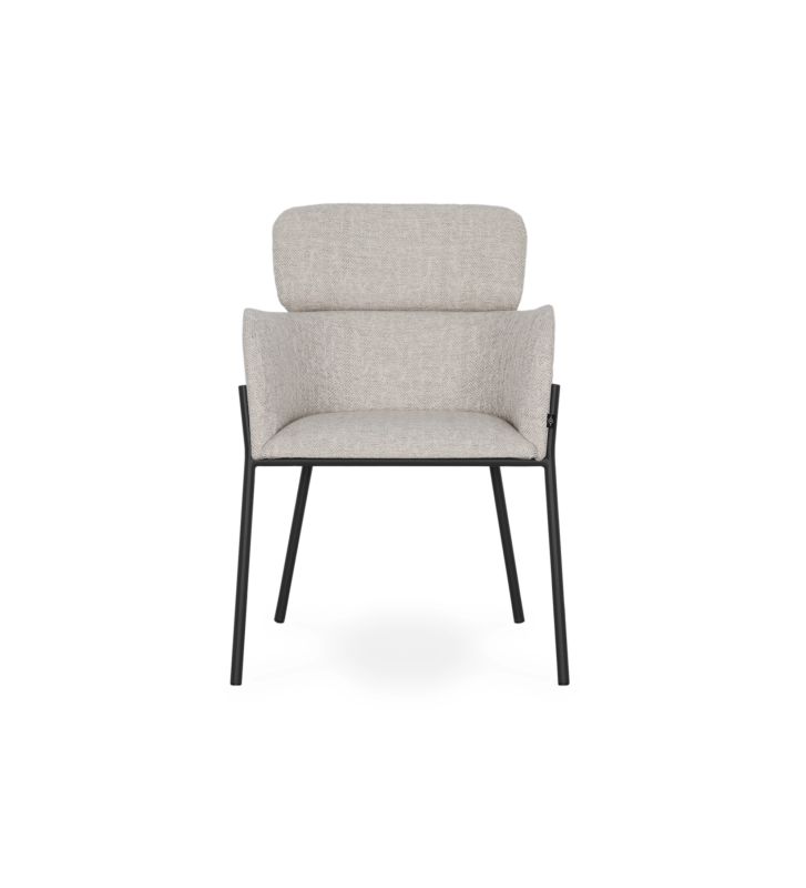 Silla con brazos tapizada en tejido gris, con estructura metálica lacada en negro.