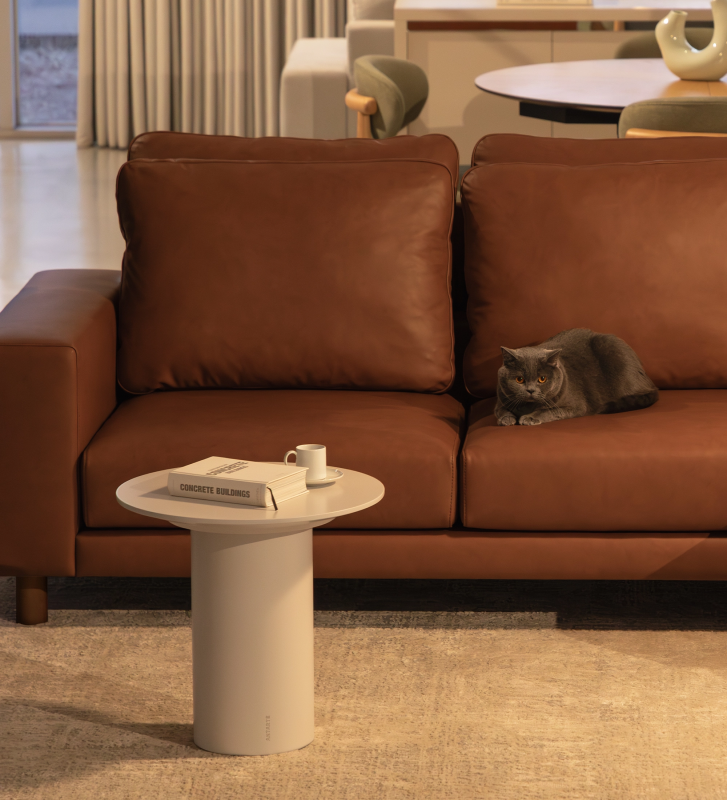 Table d'Appui Paris ronde en laqué perle, Ø 48 cm.