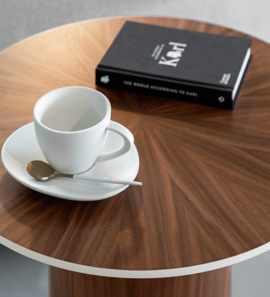 Table d'Appui Paris ronde en bois avec tasse blanche, soucoupe, cuillère et livre noir