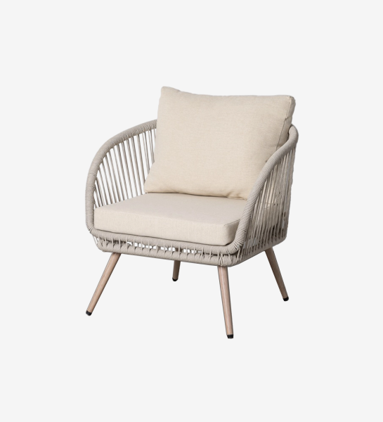 Poltrona do Conjunto Exterior Caminha em corda bege com almofadas