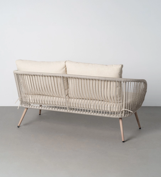 Sofá exterior de dois lugares com estrutura em corda bege e almofadas claras