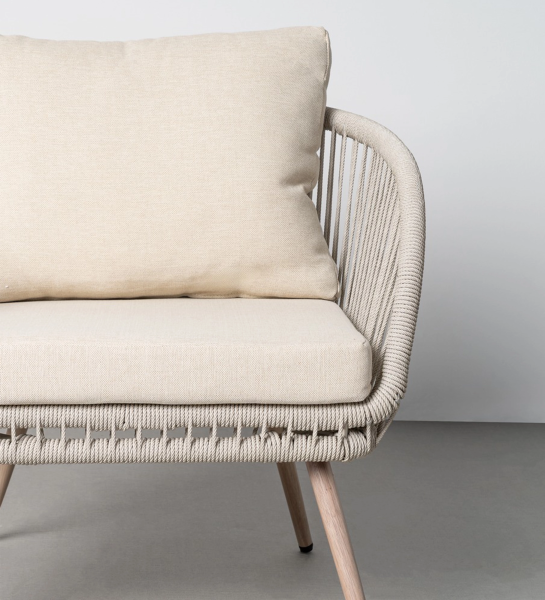 Sofá exterior bege com braços em corda trançada e pés em madeira