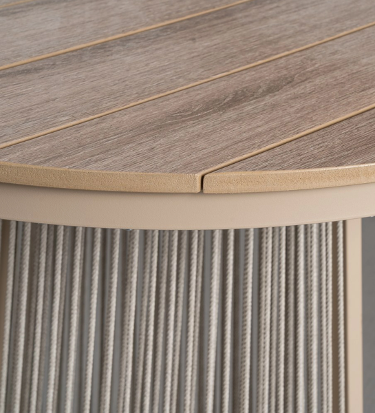 Mesa de Jantar Caminha redonda bege com tampo tipo madeira e base em corda