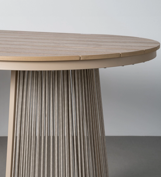 Mesa de Jantar Caminha redonda com tampo em madeira e base envolta em cordas.