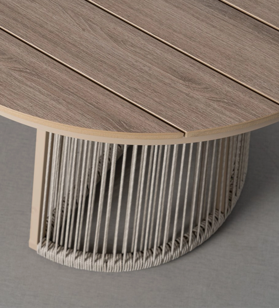 Mesa de jantar redonda com tampo de madeira e base cilíndrica em corda trançada