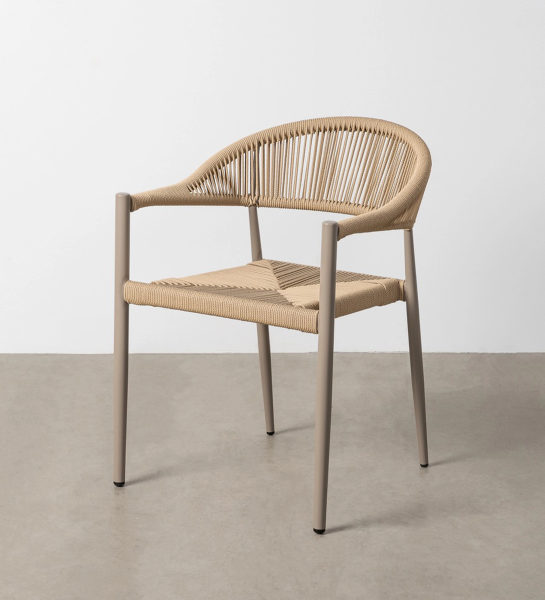 Cadeira Caminha bege com estrutura metálica e assento e encosto em corda trançada
