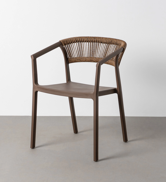 Silla Caminha marrón con respaldo trenzado y brazos, estructura de plástico