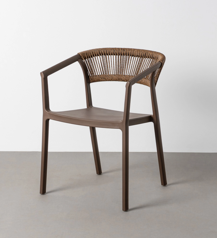 Stackable outdoor chair in polypropylene and polyethylene rope.