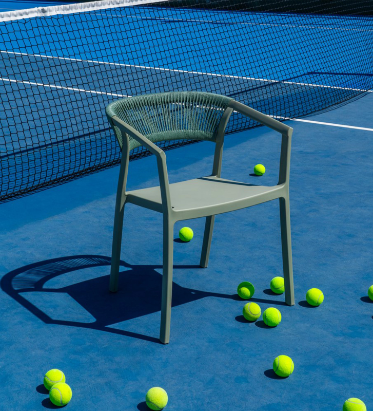 Stackable outdoor chair in polypropylene and polyethylene rope.