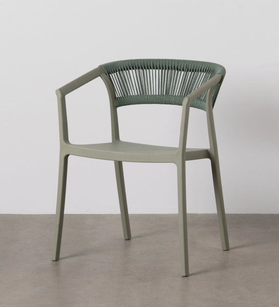 Cadeira Caminha verde-oliva com estrutura em plástico e encosto em corda trançada