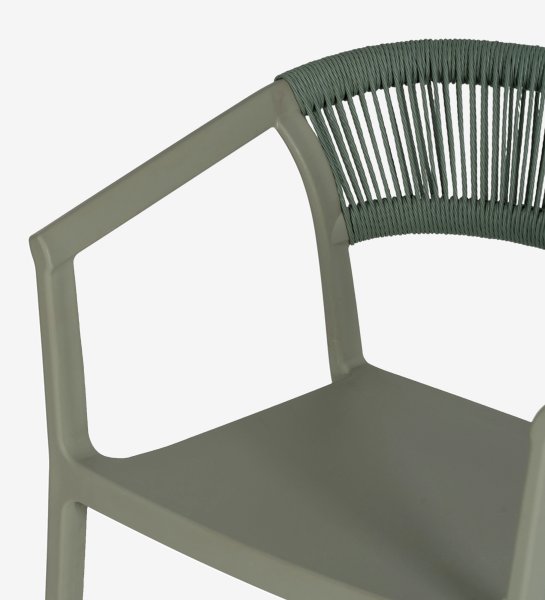 Cadeira Caminha verde-oliva com braços e encosto trançado em corda