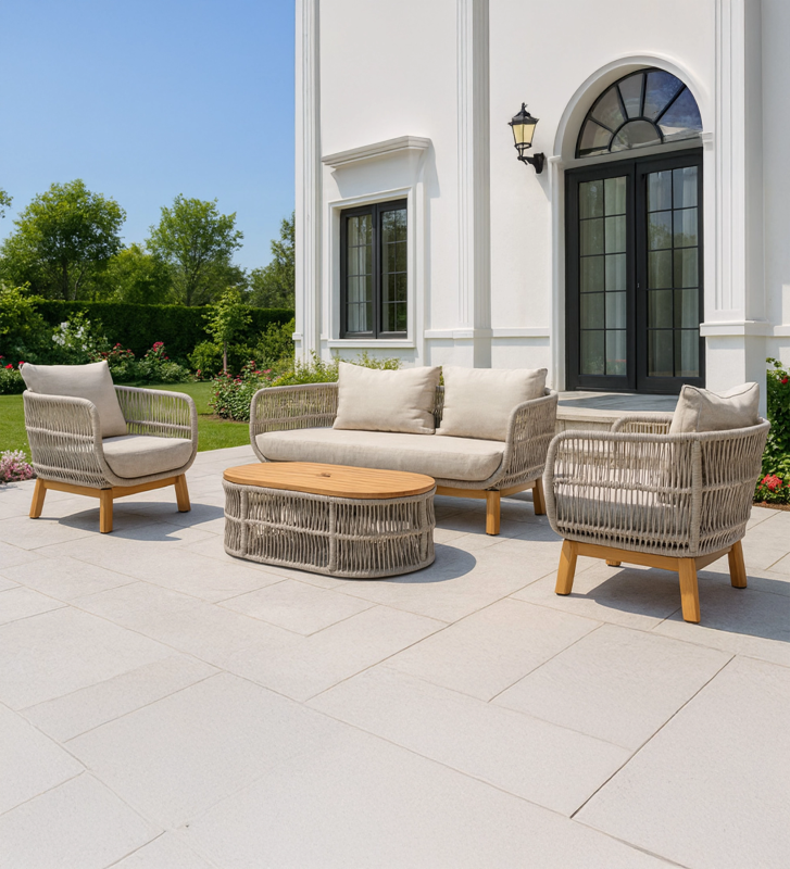 Conjunto de exterior con patas de madera y estructura de aluminio con cuerda de color crudo. Cojines de olefina en color beige. Tablero de madera tropical.