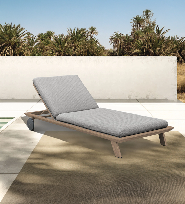 Sun lounger in wood-effect aluminium with beige Olefin cushions and rear wheels.