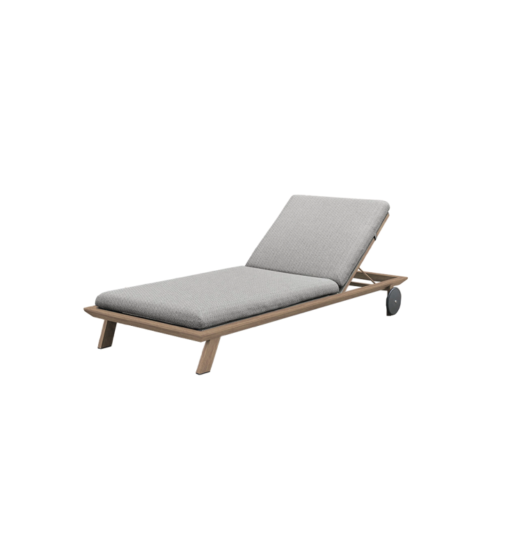 Sun lounger in wood-effect aluminium with beige Olefin cushions and rear wheels.