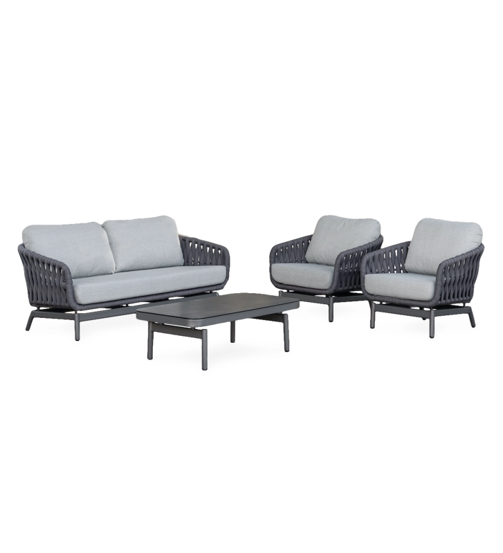 Conjunto de exterior en aluminio antracita, cojines en poliéster gris y tablero de mesa en vidrio cerámico. Respaldo y laterales trenzados en textilene antracita.