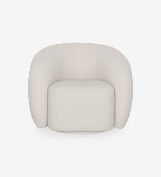 Poltrona Mónaco creme com forma arredondada e encosto envolvente