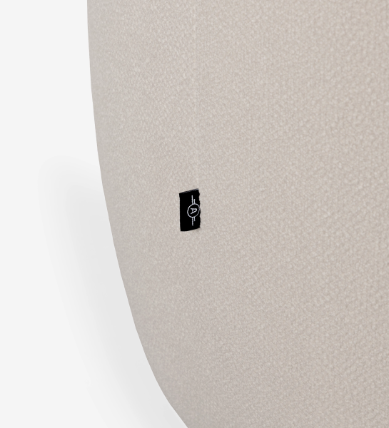 Poltrona Mónaco em tecido bege claro com etiqueta preta