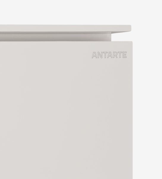 Meuble Vitrine Geneve, gros plan d'une porte blanche embossée du logo ANTARTE