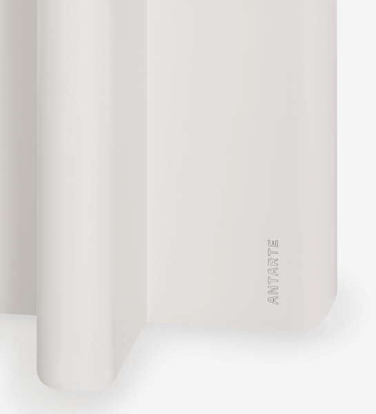 Mesa de Apoio Mónaco branca, canto arredondado e gravação Antarte