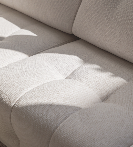 Sofá Madrid beige claro tapizado con capitoné y sombras suaves