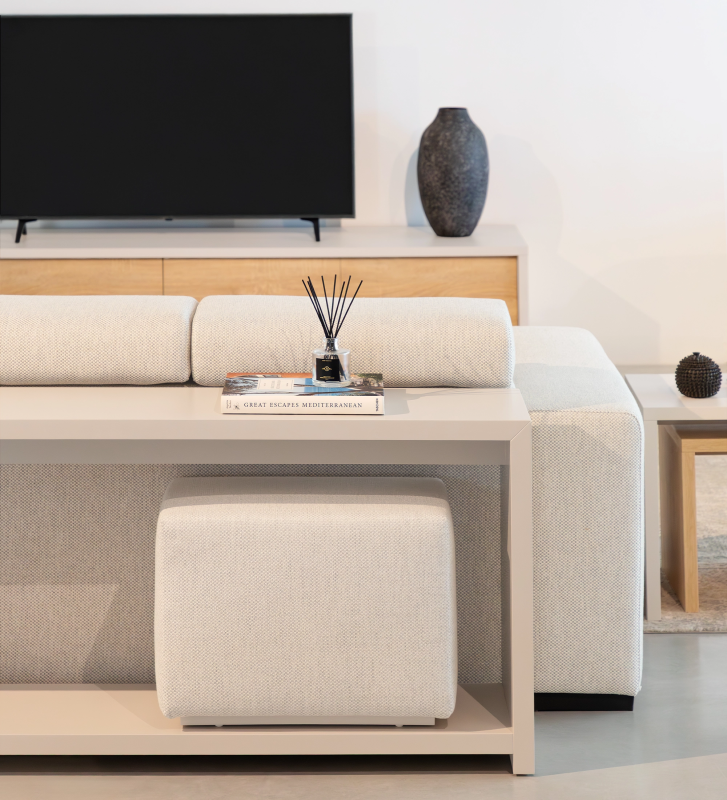 Puff Nice retangular, estofado a tecido pérola, rodapé lacado a pérola, 55 x 34 cm.