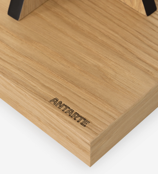 Socle en bois clair gravé 'ANTARTE' avec pied noir de cintre d’arbre