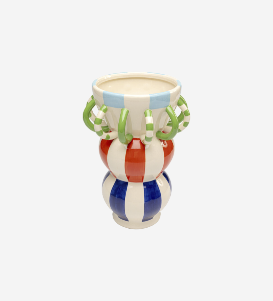 Jarra cerâmica com três secções esféricas, riscas azul e vermelho e pegas verdes em argola