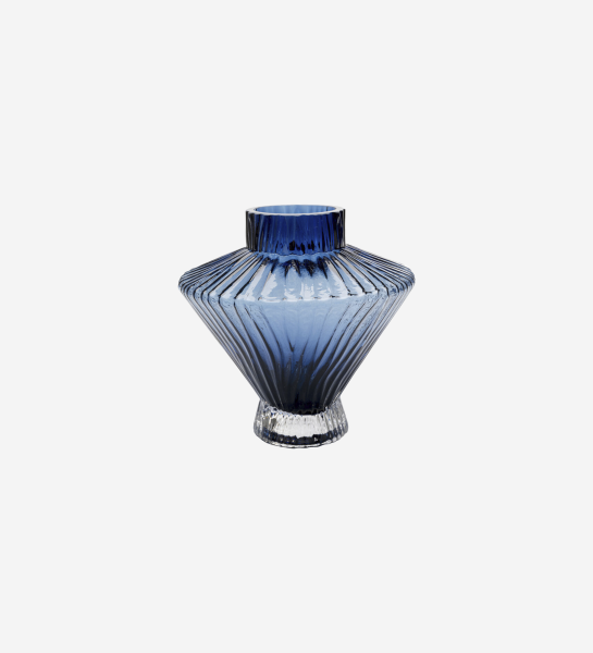 Jarra Daphne em vidro azul com superfície acanalada