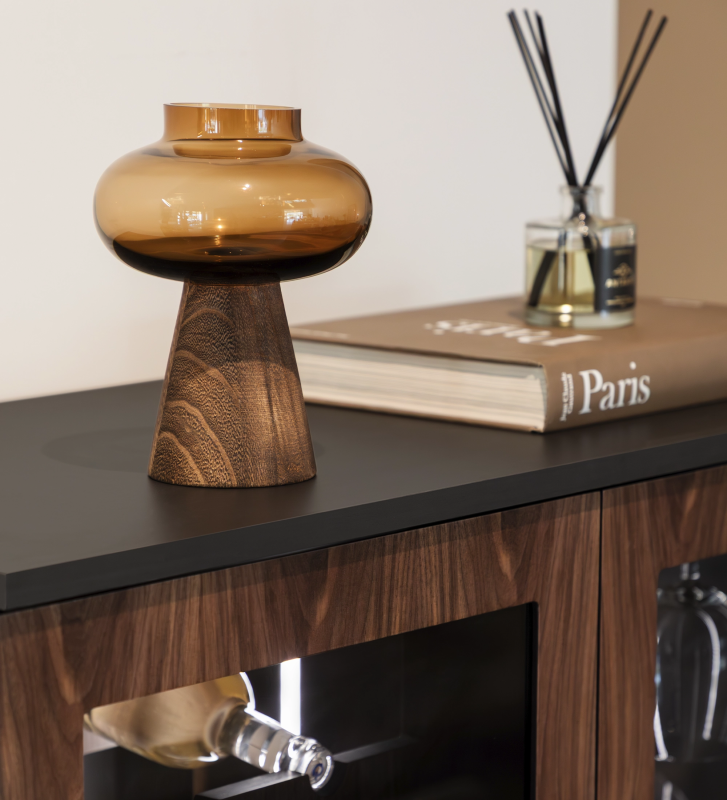 Jarrón de vidrio ámbar con base de madera maciza oscura