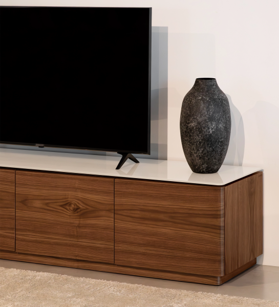 Móvel TV Geneve em madeira com tampo branco, televisão e vaso decorativo