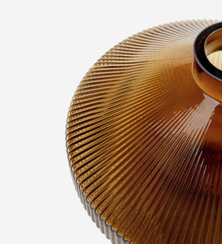 Jarrón marrón de vidrio soplado a mano