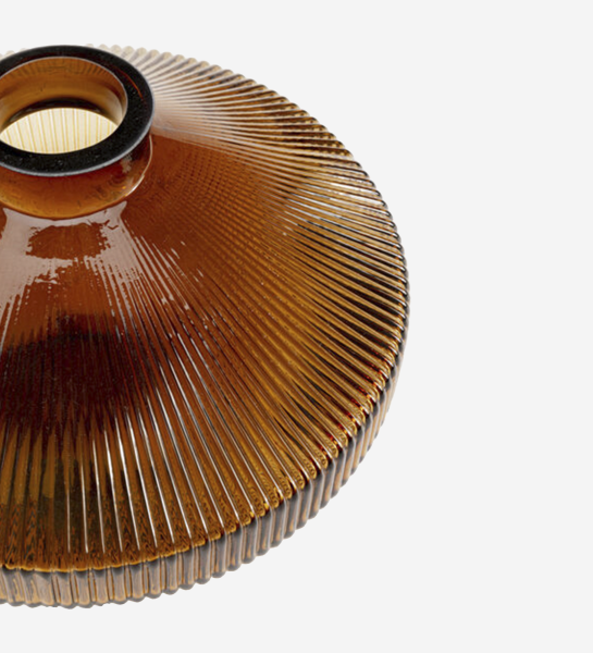 Jarra Daphne em vidro âmbar estriado com base ampla e gargalo estreito