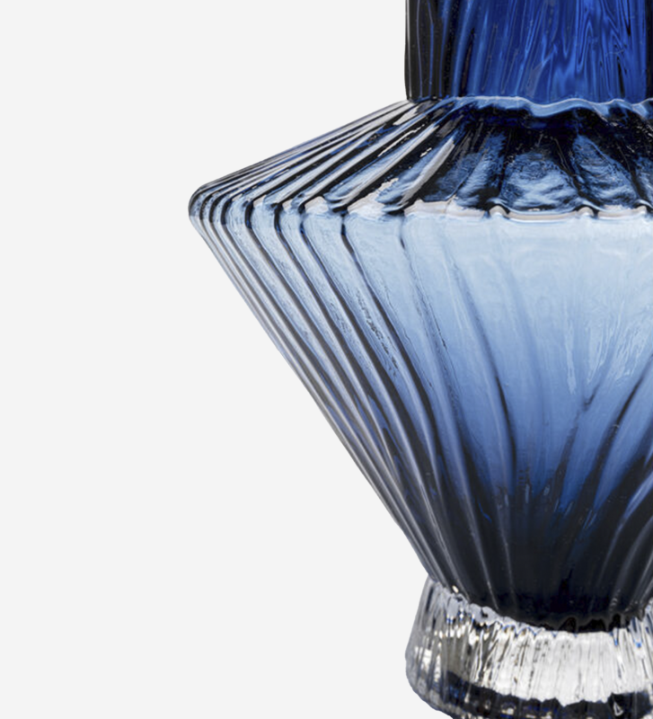 Jarrón azul de vidrio coloreado soplado a mano. 