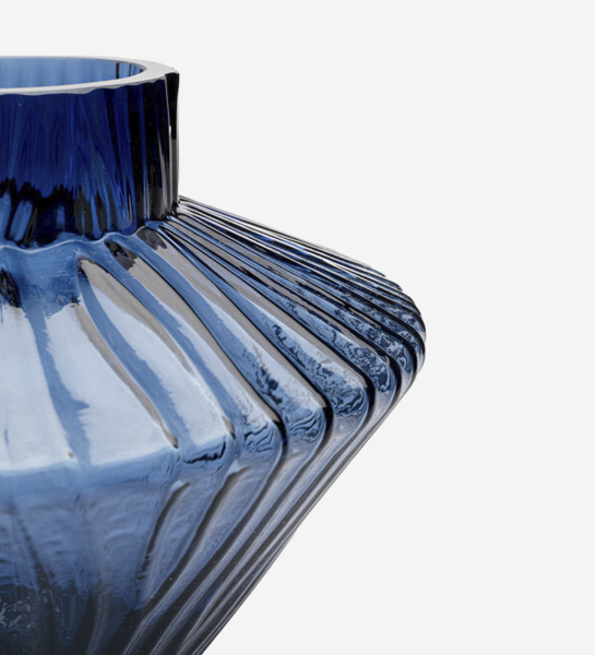 Jarra Daphne azul em vidro estriado, vista de perto