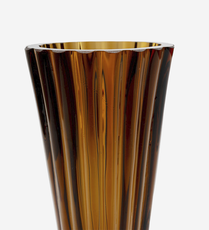 Jarrón alto marrón de vidrio soplado a mano