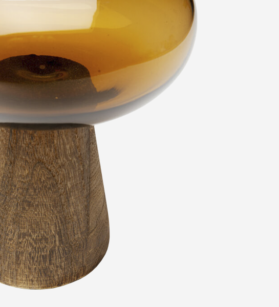 Jarra Daphne em vidro âmbar apoiada numa base de madeira