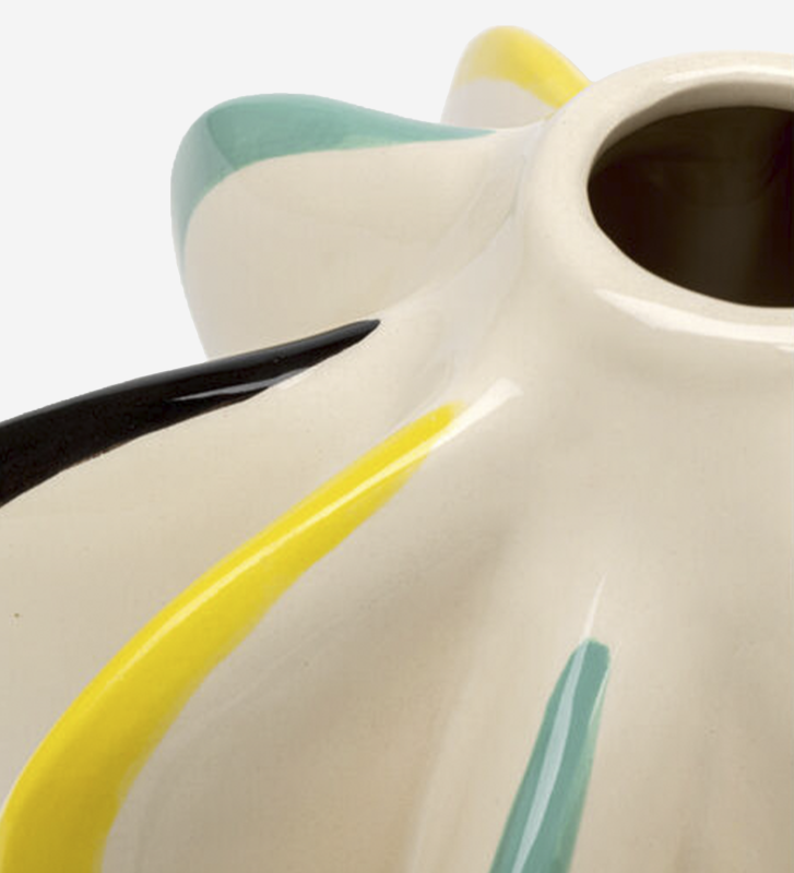 Jarrón de porcelana pintado a mano.