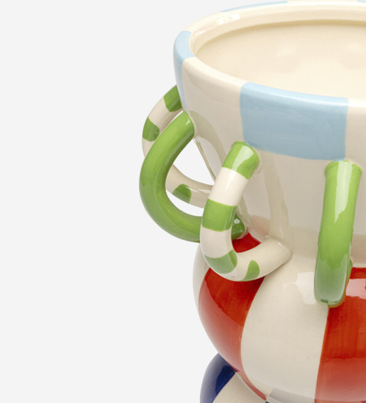 Jarrón de porcelana pintado a mano.