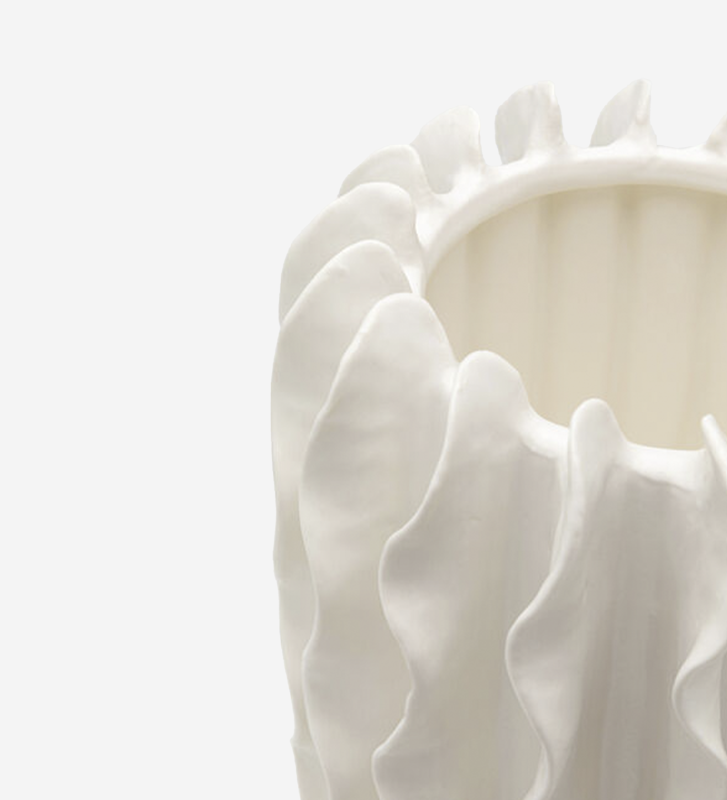 Jarrón de porcelana blanca, hecho a mano.