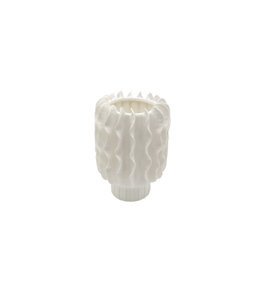 Jarra em porcelana branca, feita à mão.