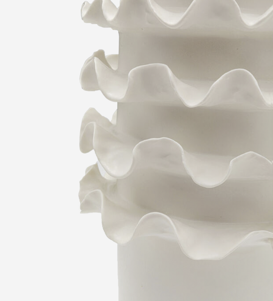 Jarrón Viento blanco con volantes ondulados en capas
