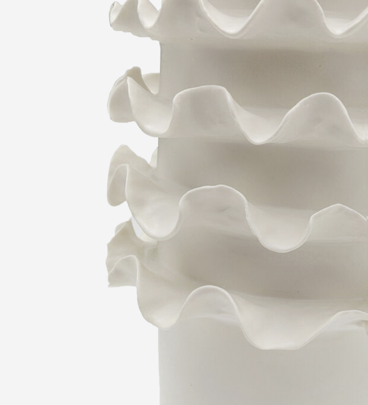 Jarrón de porcelana blanca, hecho a mano.