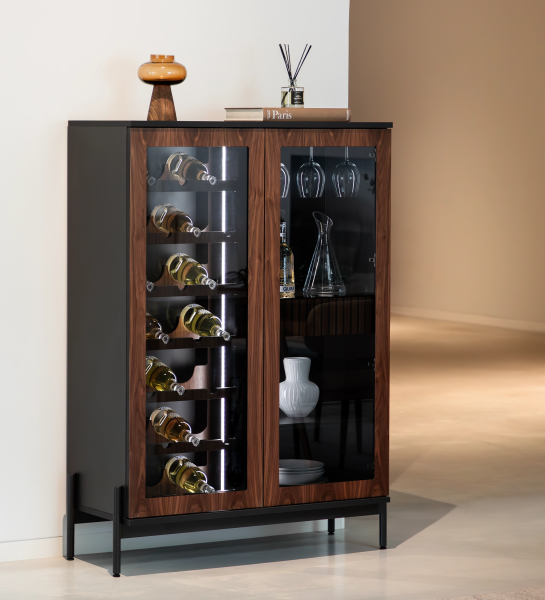 Vinoteca Cannes de madera y metal con puertas de vidrio, botellas y copas visibles