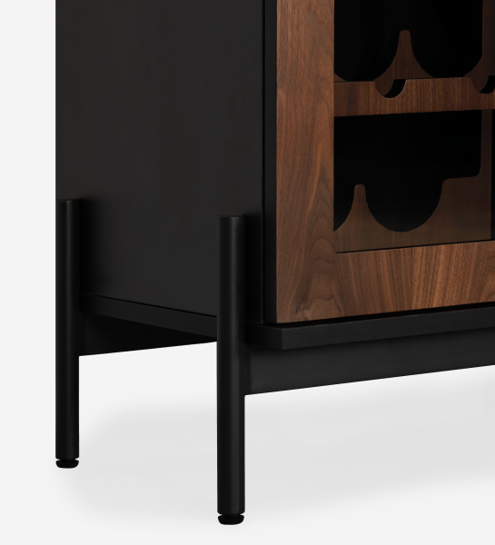 Vinoteca Cannes con patas negras y frente de madera con huecos para botellas