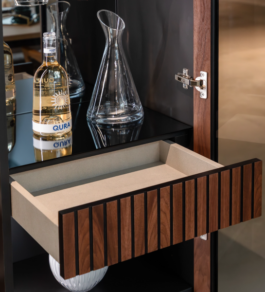 Vinoteca Cannes con cajón abierto, botella y decantador en interior de madera