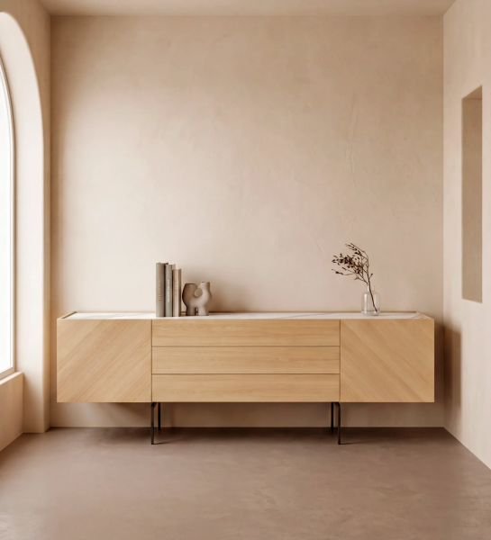 Buffet Lagos en bois clair à trois tiroirs sur pieds métalliques, décor minimal